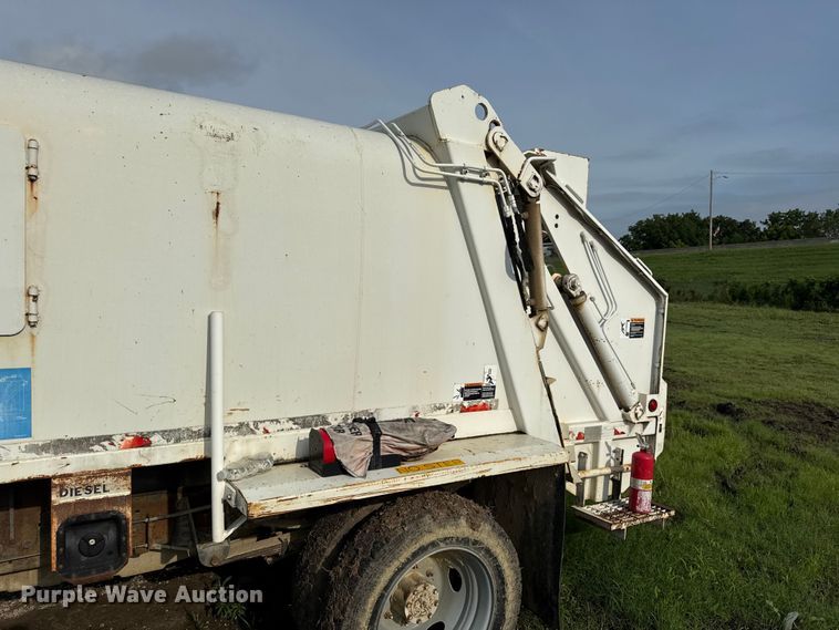 image for item EN0342 2000 Ford F450 Super Duty XL refuse truck