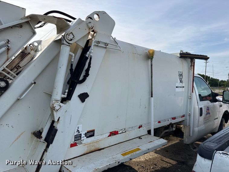 image for item EN0342 2000 Ford F450 Super Duty XL refuse truck