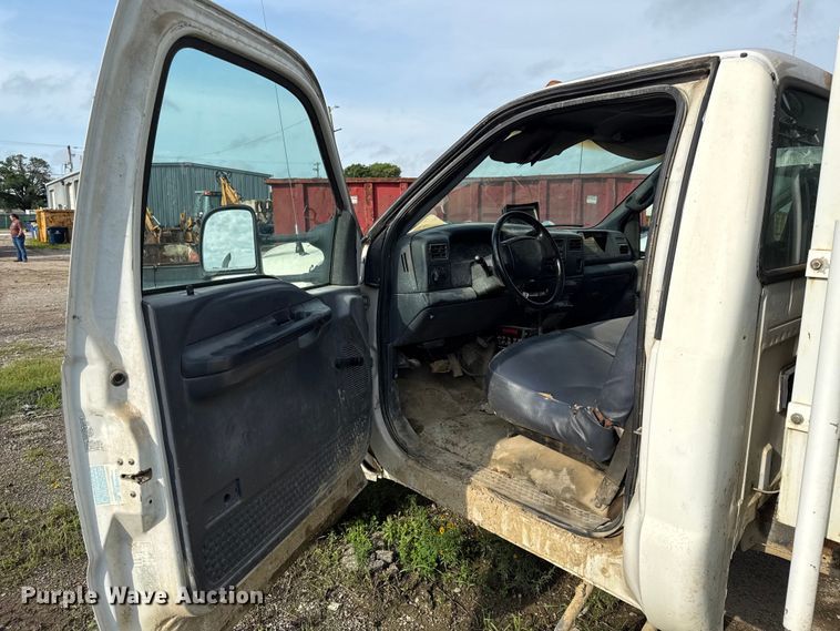 image for item EN0342 2000 Ford F450 Super Duty XL refuse truck