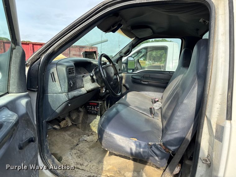image for item EN0342 2000 Ford F450 Super Duty XL refuse truck