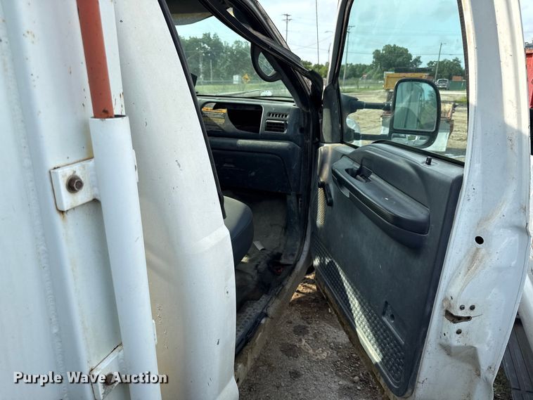 image for item EN0342 2000 Ford F450 Super Duty XL refuse truck