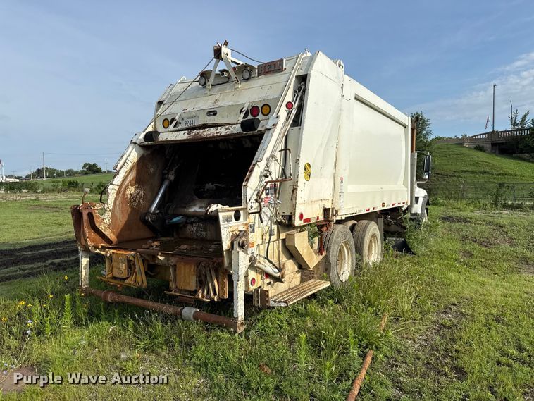 image for item EN0344 2013 International SF625 refuse truck