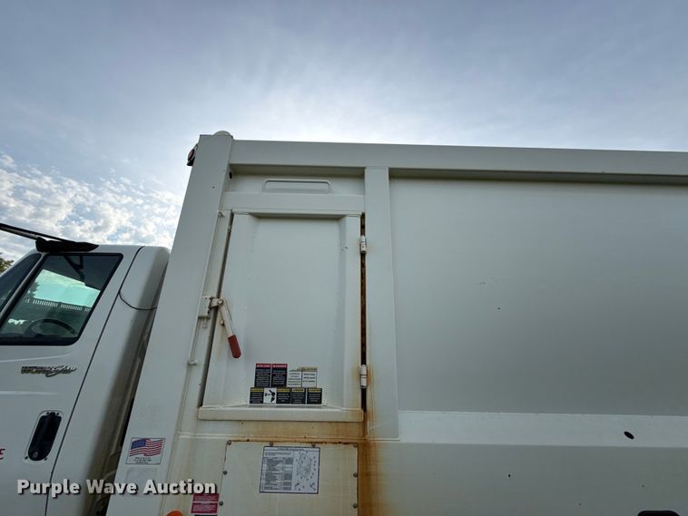 image for item EN0344 2013 International SF625 refuse truck