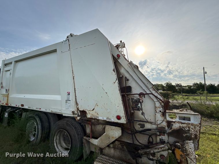 image for item EN0344 2013 International SF625 refuse truck