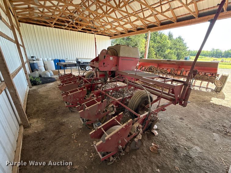 image for item EN0413 International 400 Cyclo Air planter