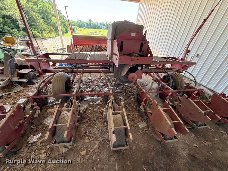image for item EN0413 International 400 Cyclo Air planter