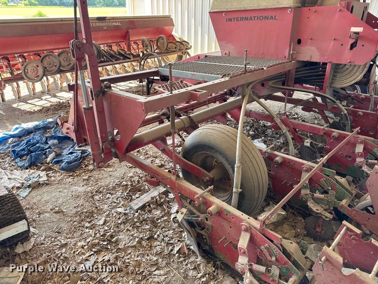 image for item EN0413 International 400 Cyclo Air planter