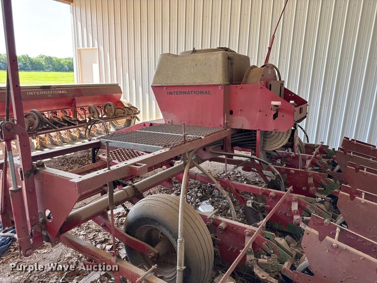 image for item EN0413 International 400 Cyclo Air planter