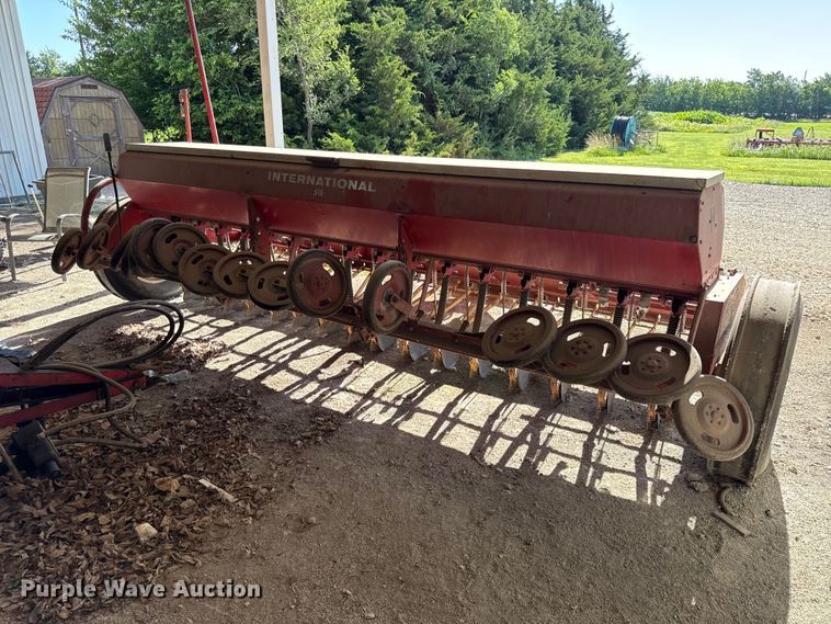 image for item EN0415 International 510 grain drill