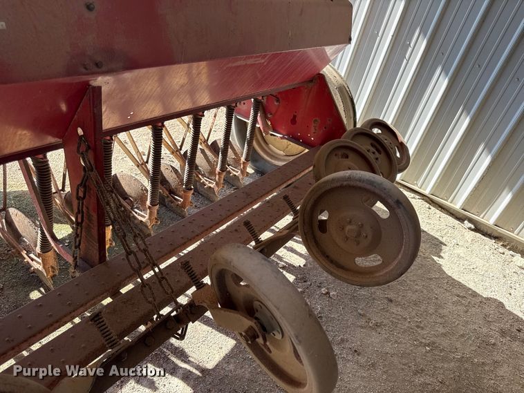image for item EN0415 International 510 grain drill
