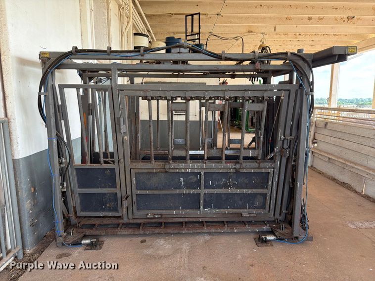 image for item EQ8015 Hydraulic Squeeze chute