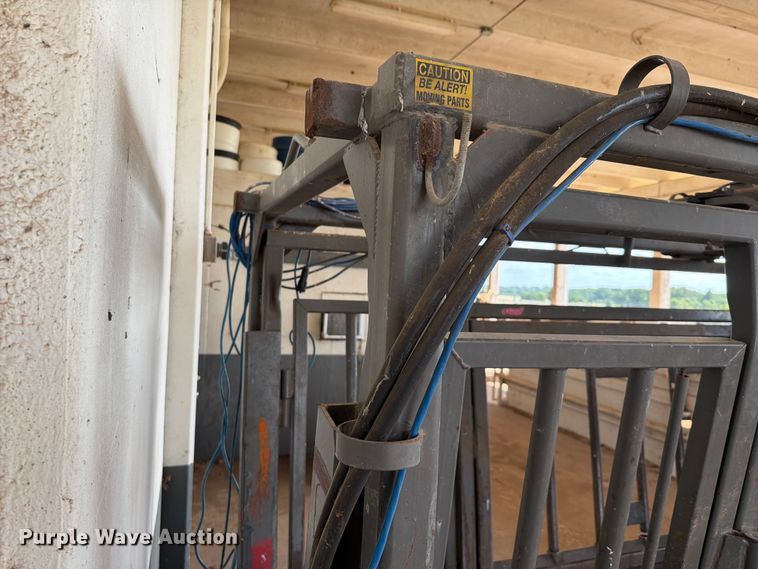 image for item EQ8015 Hydraulic Squeeze chute