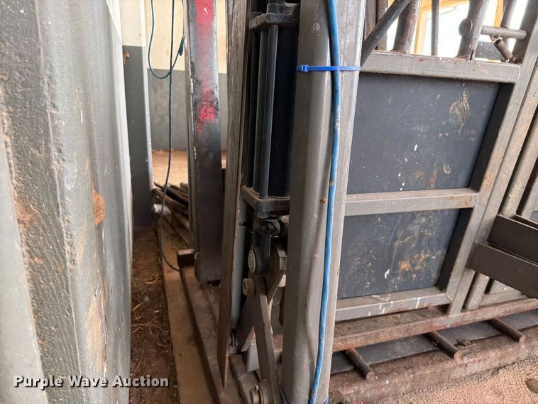 image for item EQ8015 Hydraulic Squeeze chute