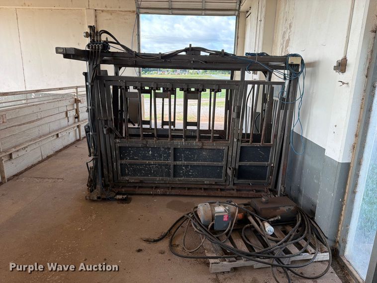image for item EQ8015 Hydraulic Squeeze chute