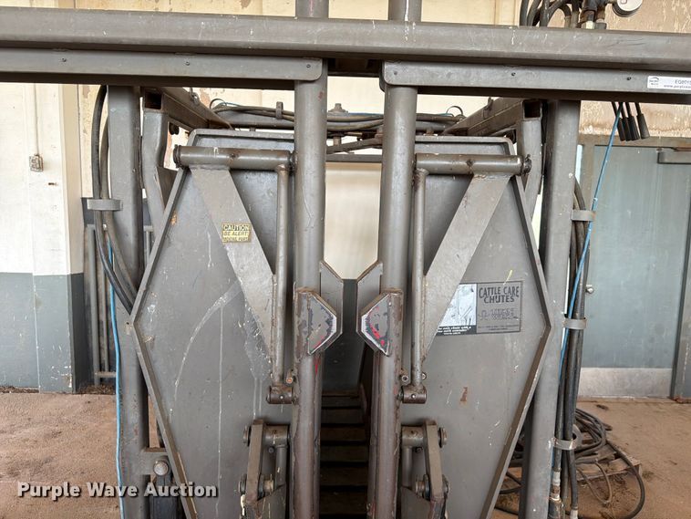 image for item EQ8015 Hydraulic Squeeze chute