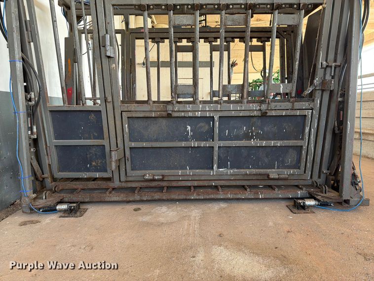 image for item EQ8015 Hydraulic Squeeze chute