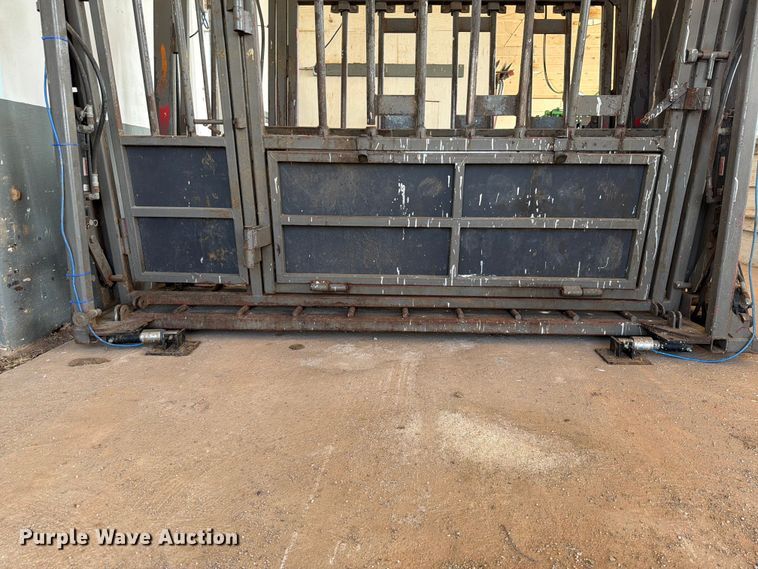 image for item EQ8015 Hydraulic Squeeze chute