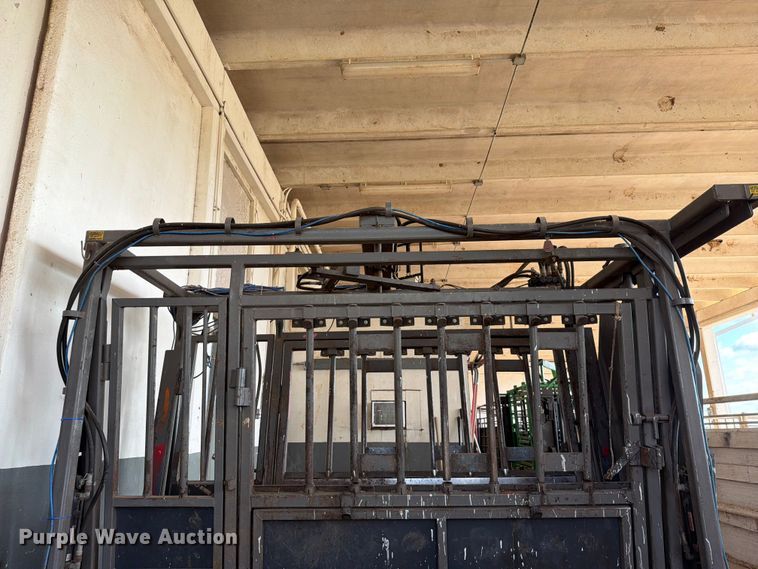 image for item EQ8015 Hydraulic Squeeze chute