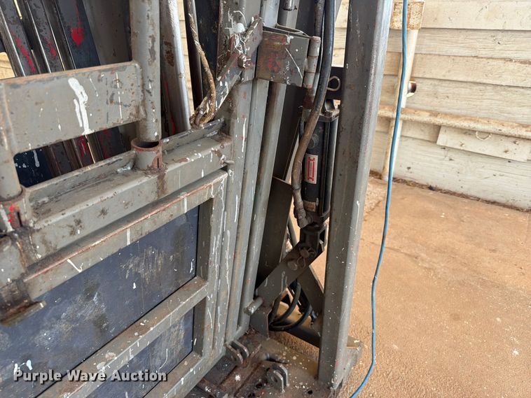 image for item EQ8015 Hydraulic Squeeze chute