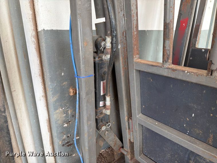 image for item EQ8015 Hydraulic Squeeze chute