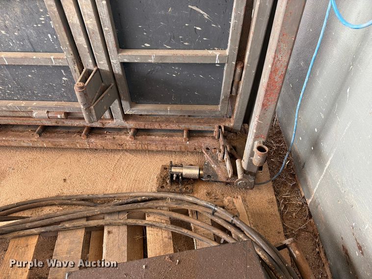 image for item EQ8015 Hydraulic Squeeze chute