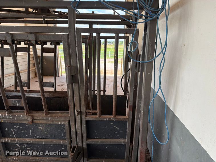 image for item EQ8015 Hydraulic Squeeze chute