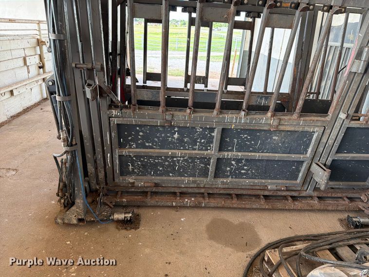 image for item EQ8015 Hydraulic Squeeze chute