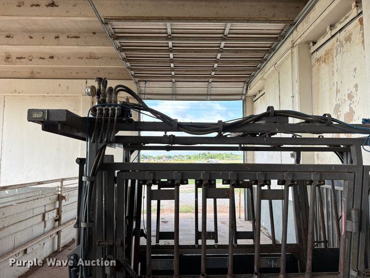 image for item EQ8015 Hydraulic Squeeze chute