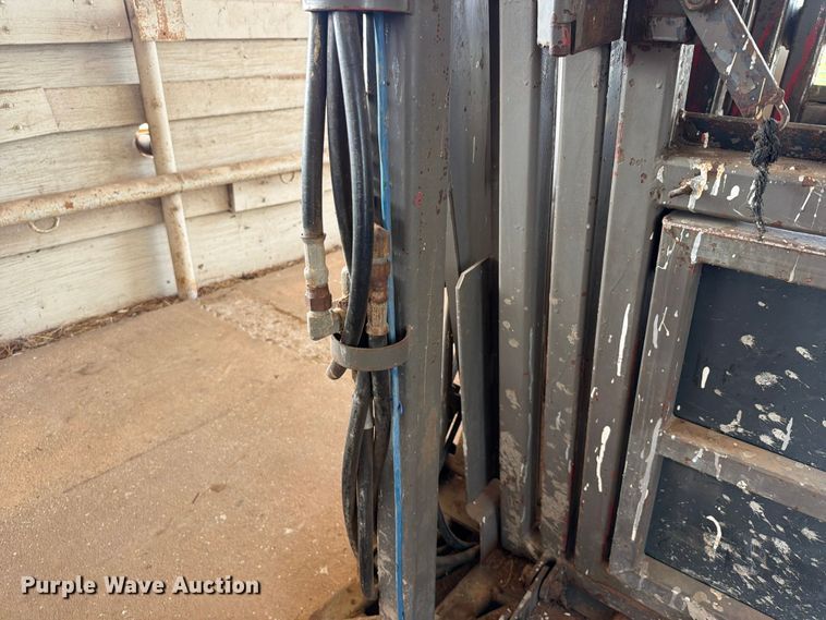 image for item EQ8015 Hydraulic Squeeze chute