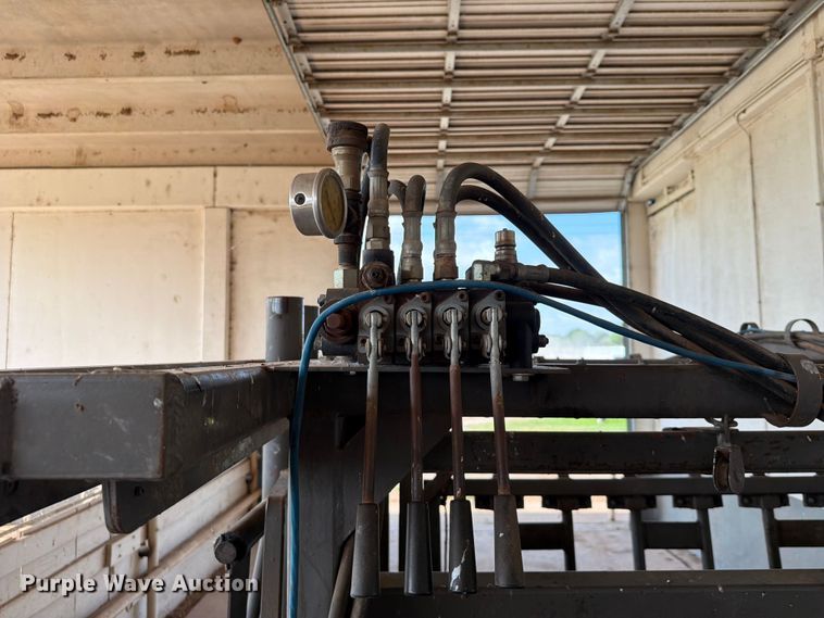 image for item EQ8015 Hydraulic Squeeze chute