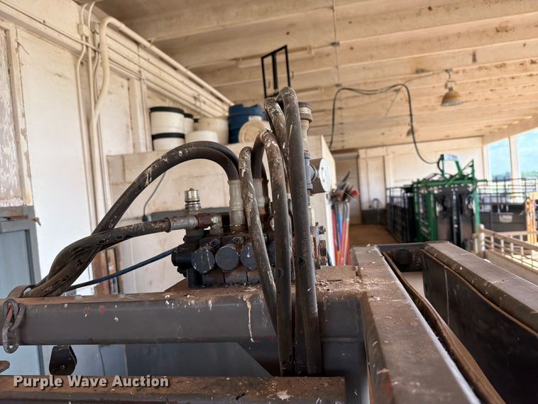 image for item EQ8015 Hydraulic Squeeze chute