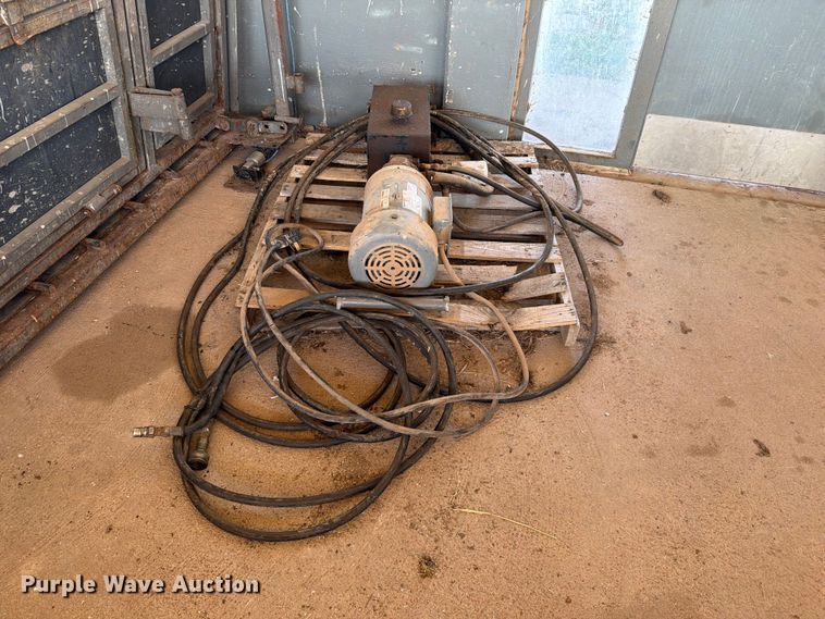 image for item EQ8015 Hydraulic Squeeze chute