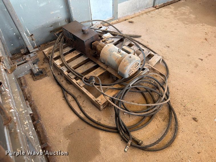 image for item EQ8015 Hydraulic Squeeze chute
