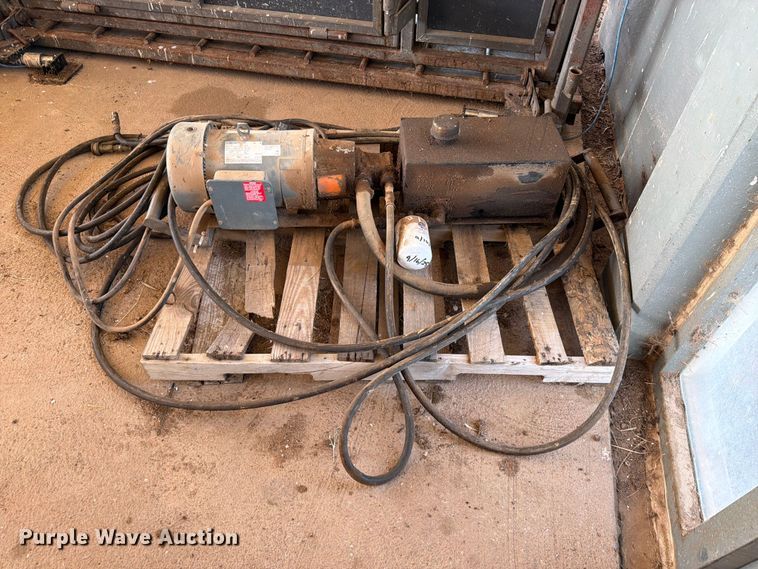image for item EQ8015 Hydraulic Squeeze chute