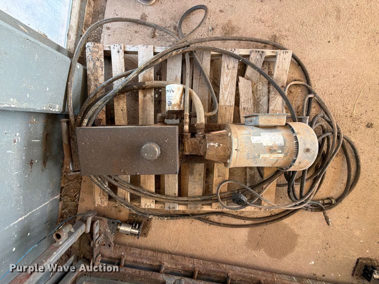 image for item EQ8015 Hydraulic Squeeze chute