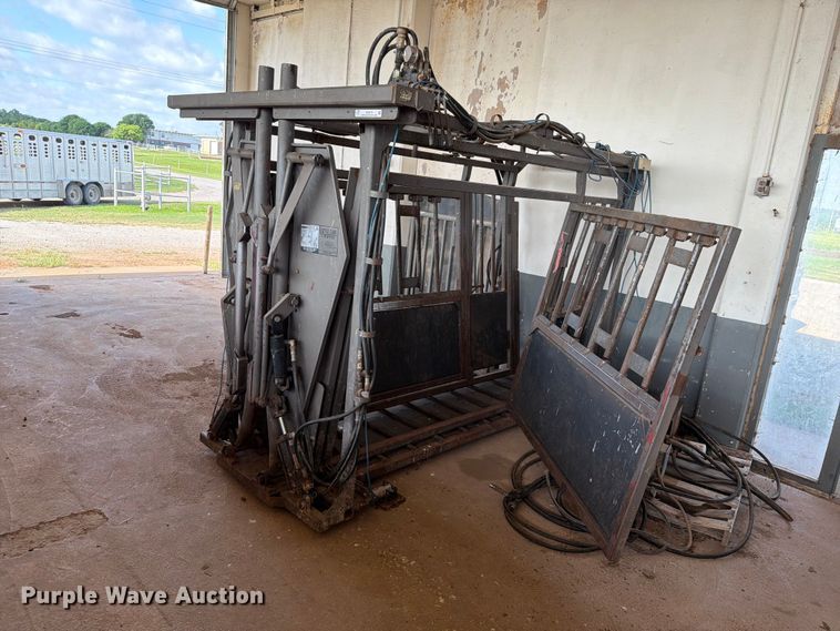 image for item EQ8015 Hydraulic Squeeze chute