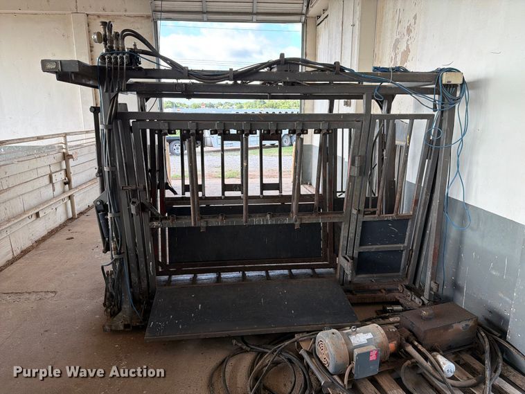 image for item EQ8015 Hydraulic Squeeze chute