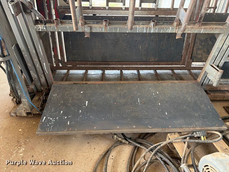 image for item EQ8015 Hydraulic Squeeze chute