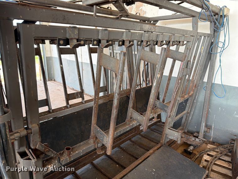 image for item EQ8015 Hydraulic Squeeze chute