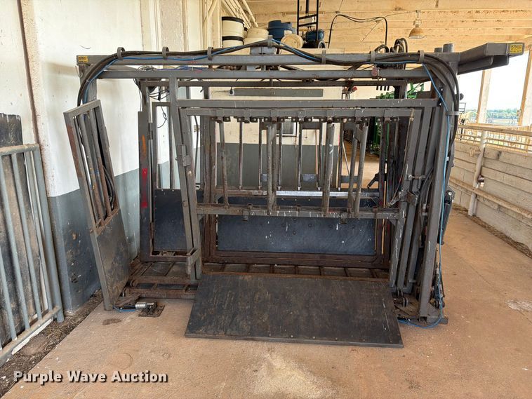 image for item EQ8015 Hydraulic Squeeze chute