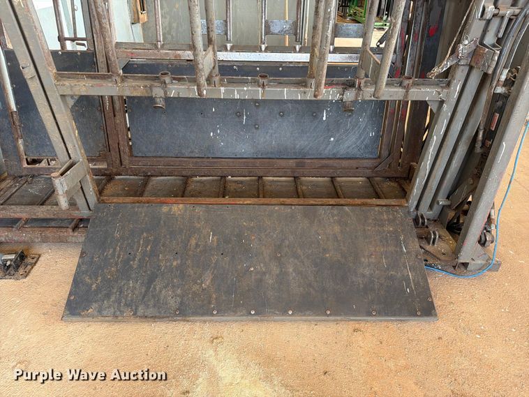 image for item EQ8015 Hydraulic Squeeze chute