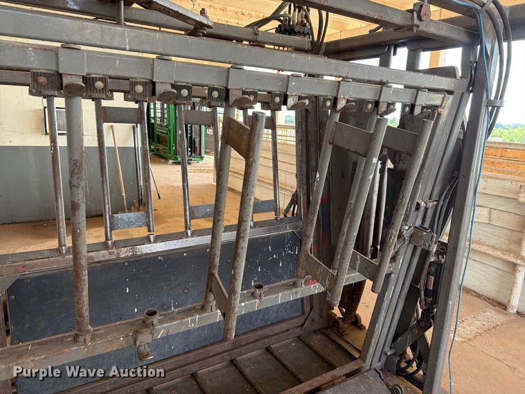 image for item EQ8015 Hydraulic Squeeze chute