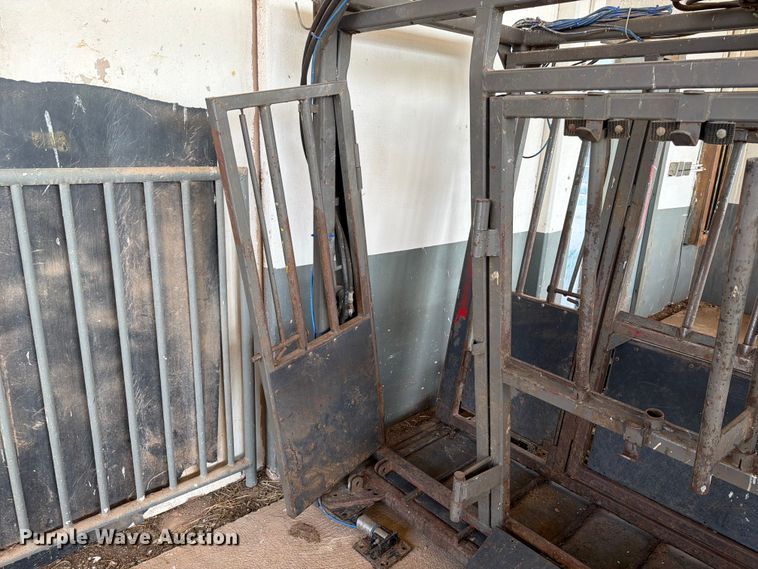 image for item EQ8015 Hydraulic Squeeze chute