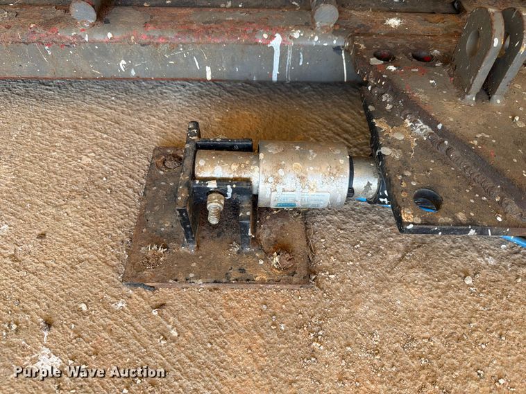 image for item EQ8015 Hydraulic Squeeze chute