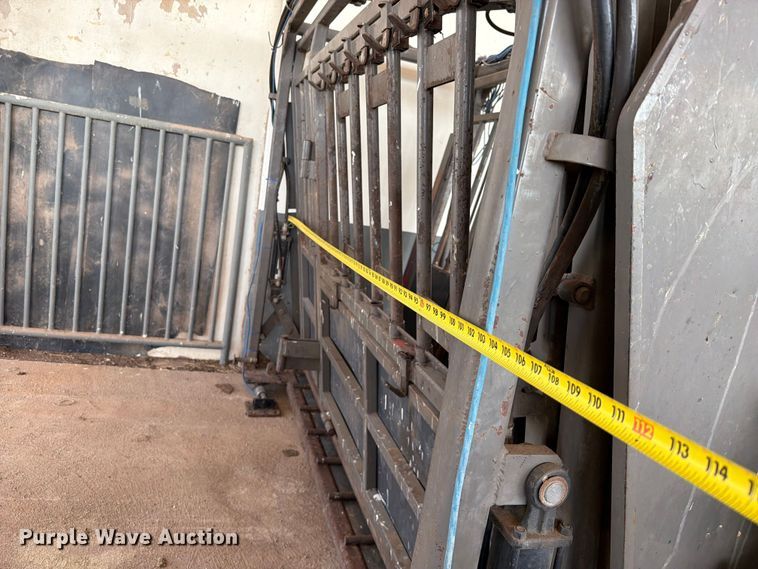 image for item EQ8015 Hydraulic Squeeze chute