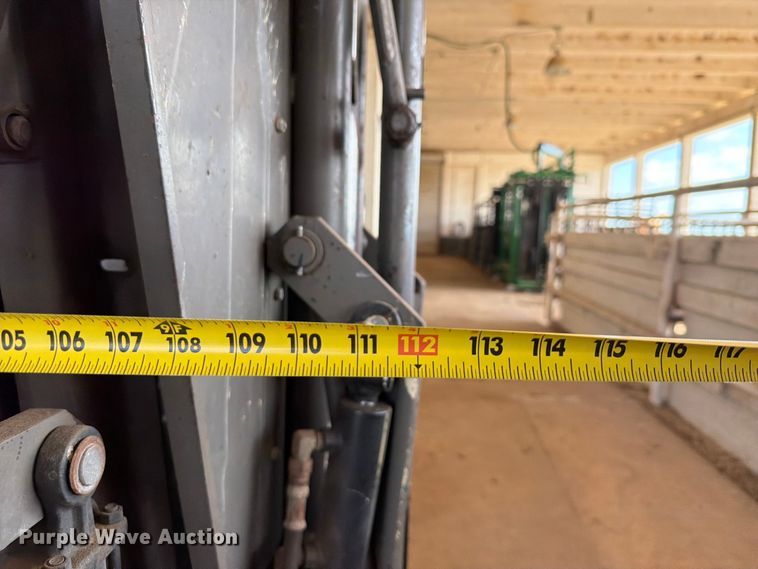 image for item EQ8015 Hydraulic Squeeze chute