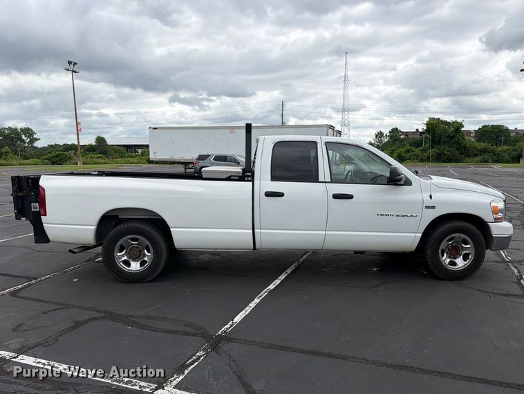 image for item EQ8021 2006 Dodge Ram 2500 Ext. Cab pickup truck