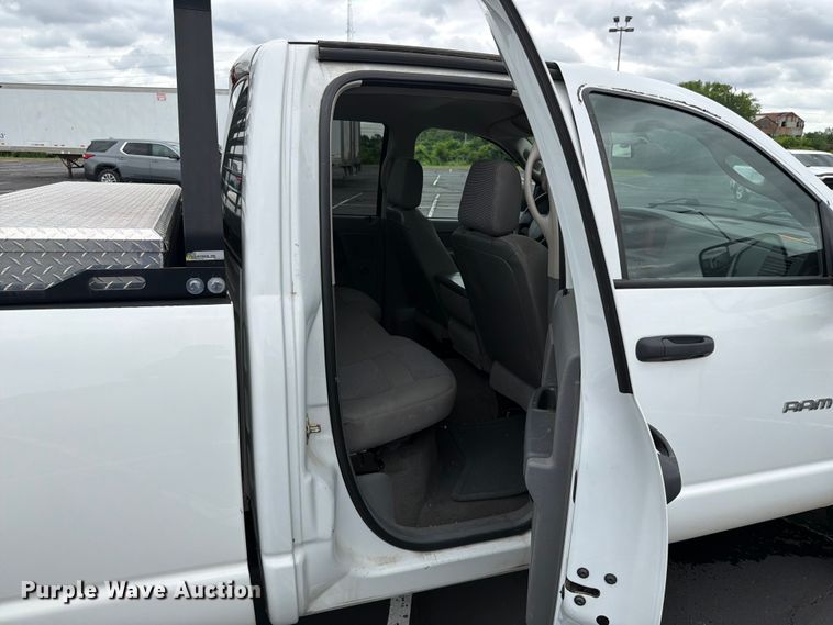 image for item EQ8021 2006 Dodge Ram 2500 Ext. Cab pickup truck