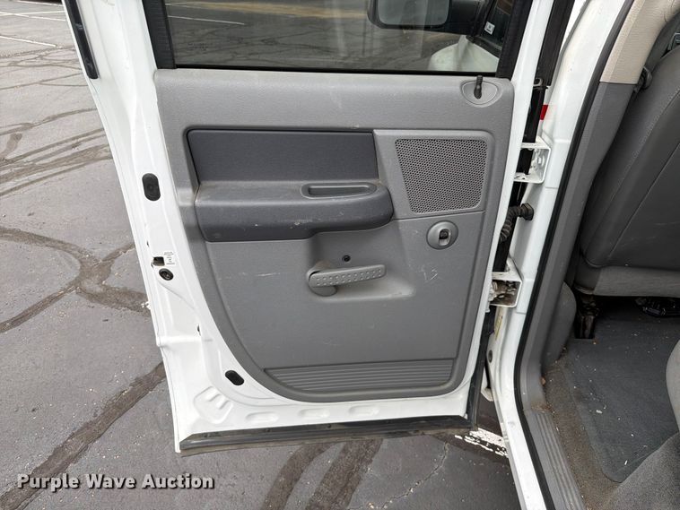 image for item EQ8021 2006 Dodge Ram 2500 Ext. Cab pickup truck