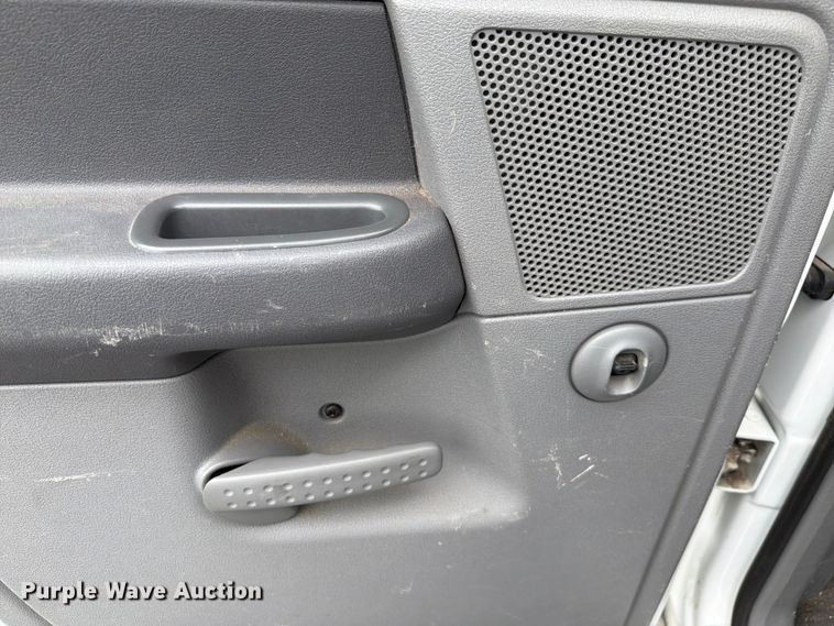 image for item EQ8021 2006 Dodge Ram 2500 Ext. Cab pickup truck